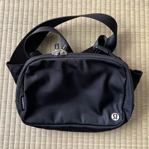 lululemon 2L everywhere belt bag in black